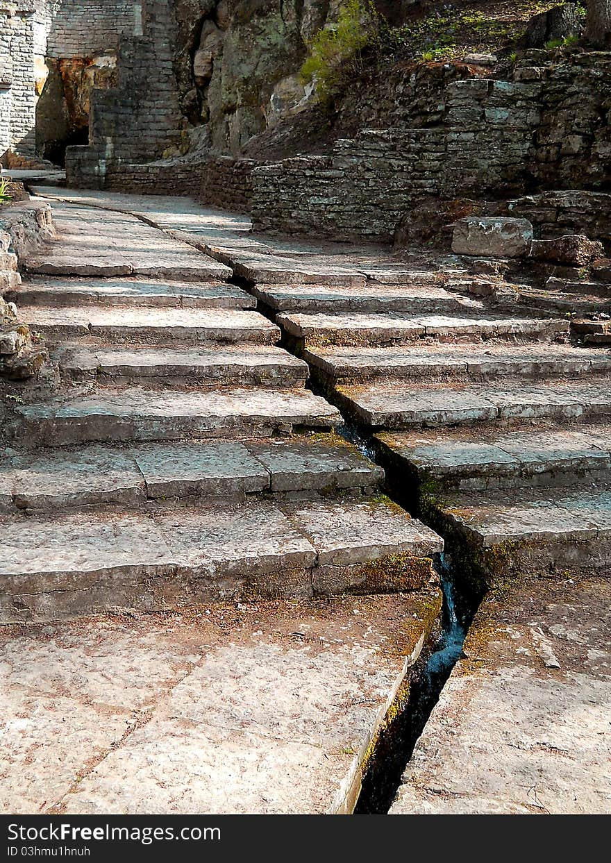 Crack Between Plates Going Down