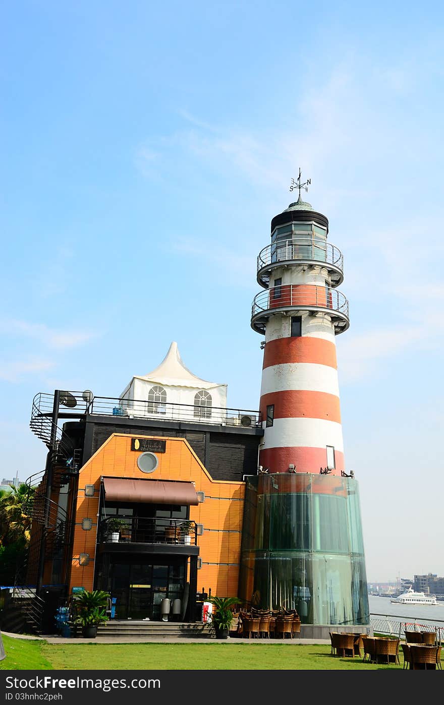 The building in the picture is by Huangpu River in Shanghai, China. It is a western style restaurant. The building in the picture is by Huangpu River in Shanghai, China. It is a western style restaurant