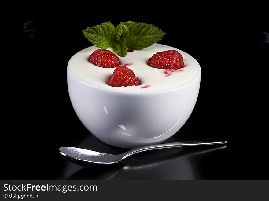 Yogurt with raspberries and mint