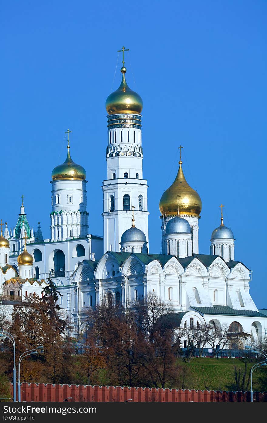 Cathedral of the Archangel Michael (Archangelskiy sobor) (1508) and Ivan the Great bell tower, Kremlin, Russia