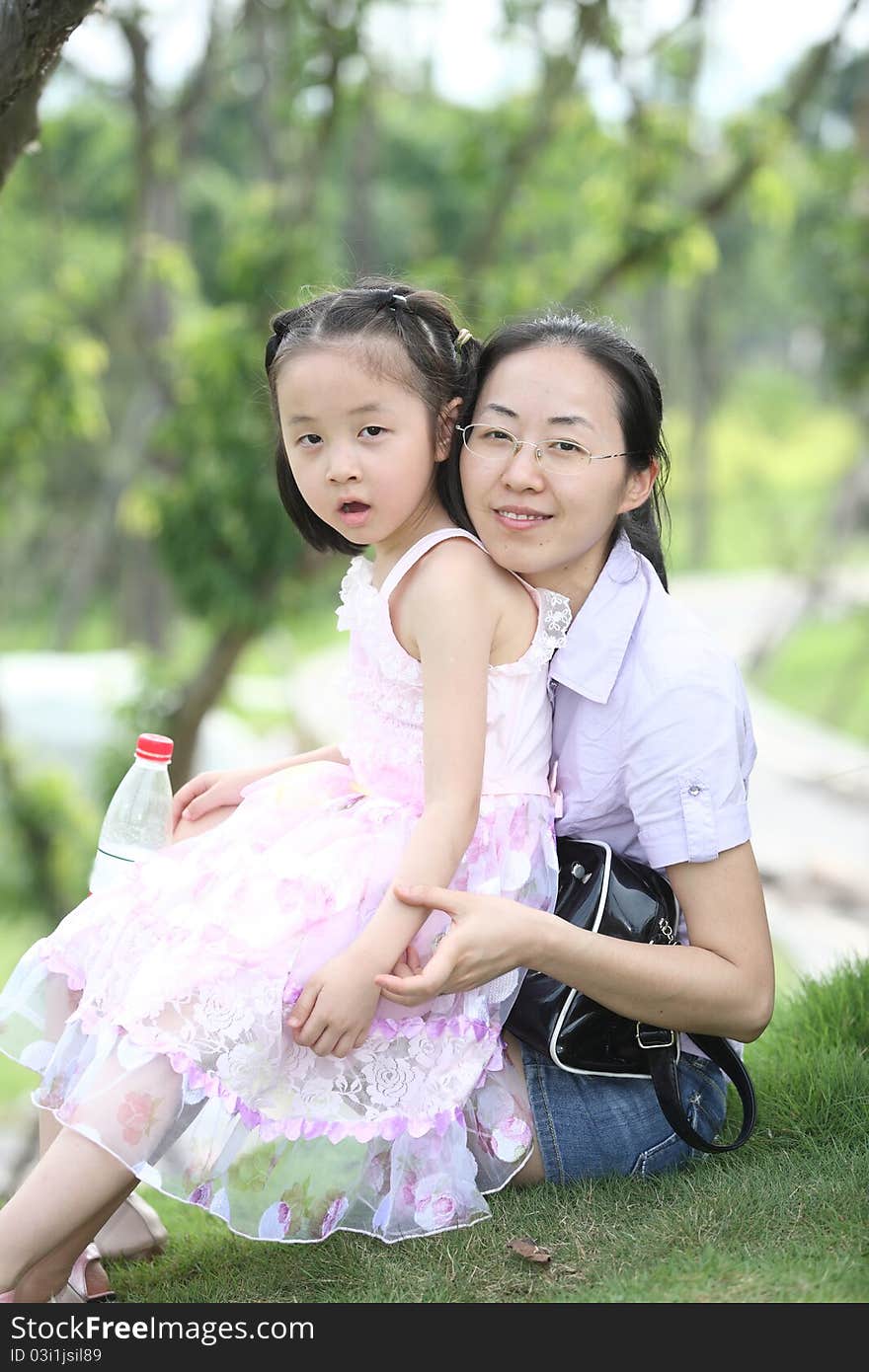 Family photos in the park, mother and daughter's leisure life