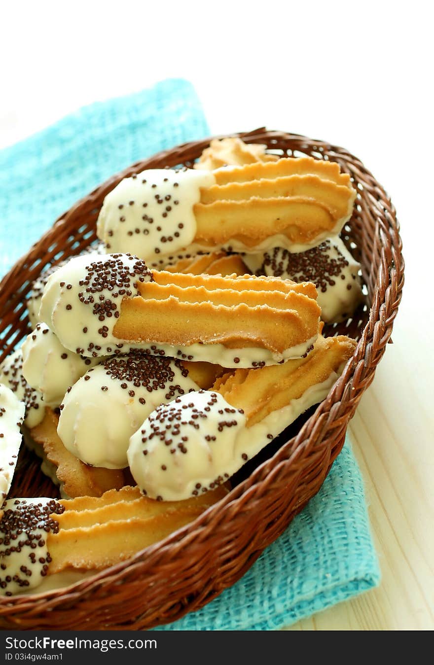 Cookies with white and black chocolate In a wattled basket