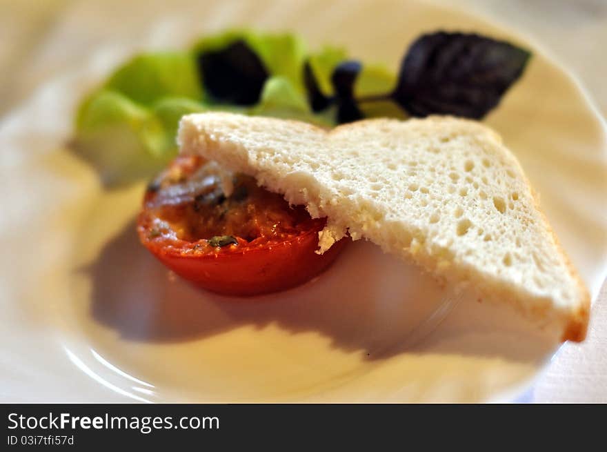 Baked tomato with toast