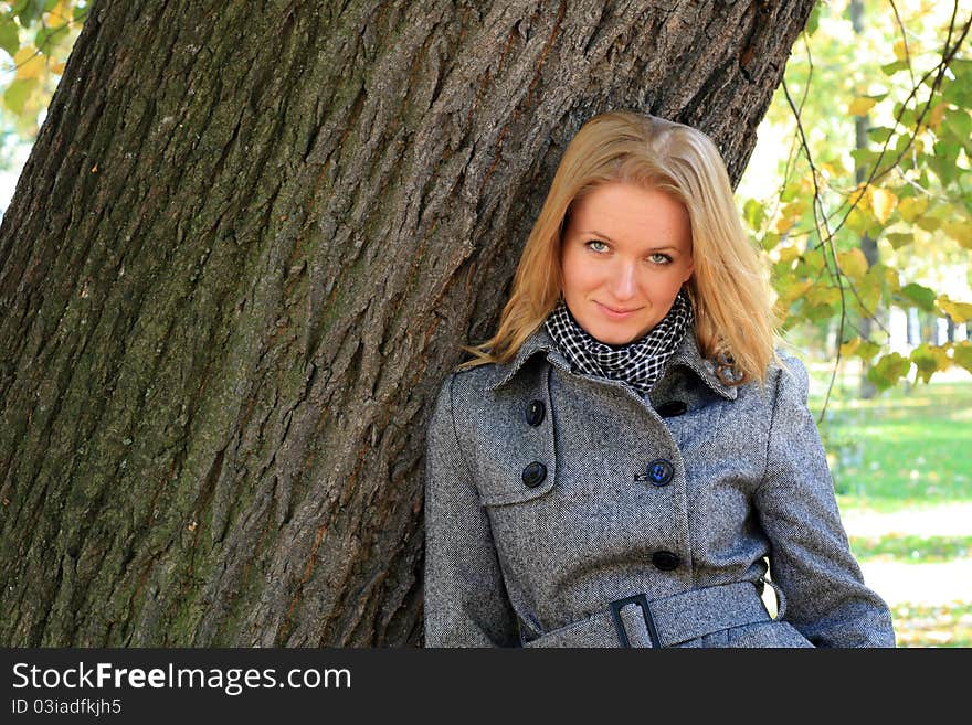 Young beautiful girl based on the tree.