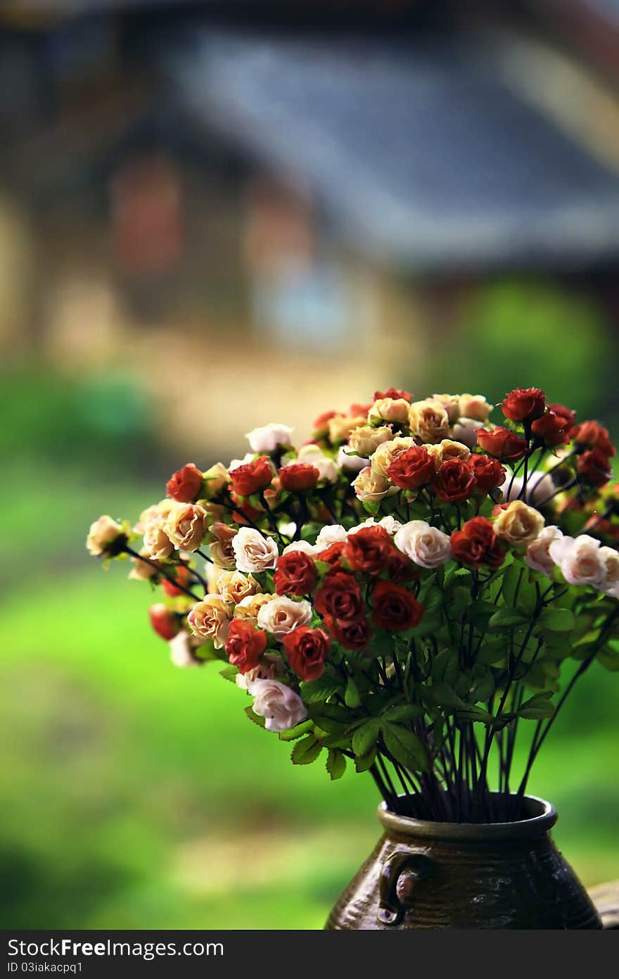 Close-up of old vase and flowers。. Close-up of old vase and flowers。