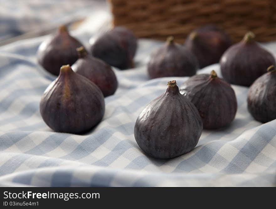 Loose Figs scattered over a picnic rug