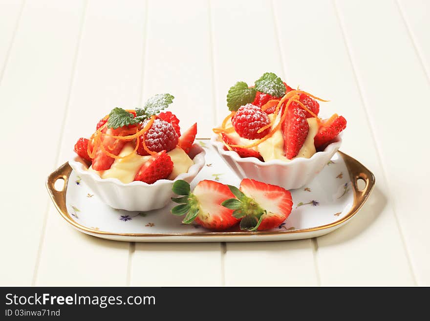 Creamy pudding and fresh fruit