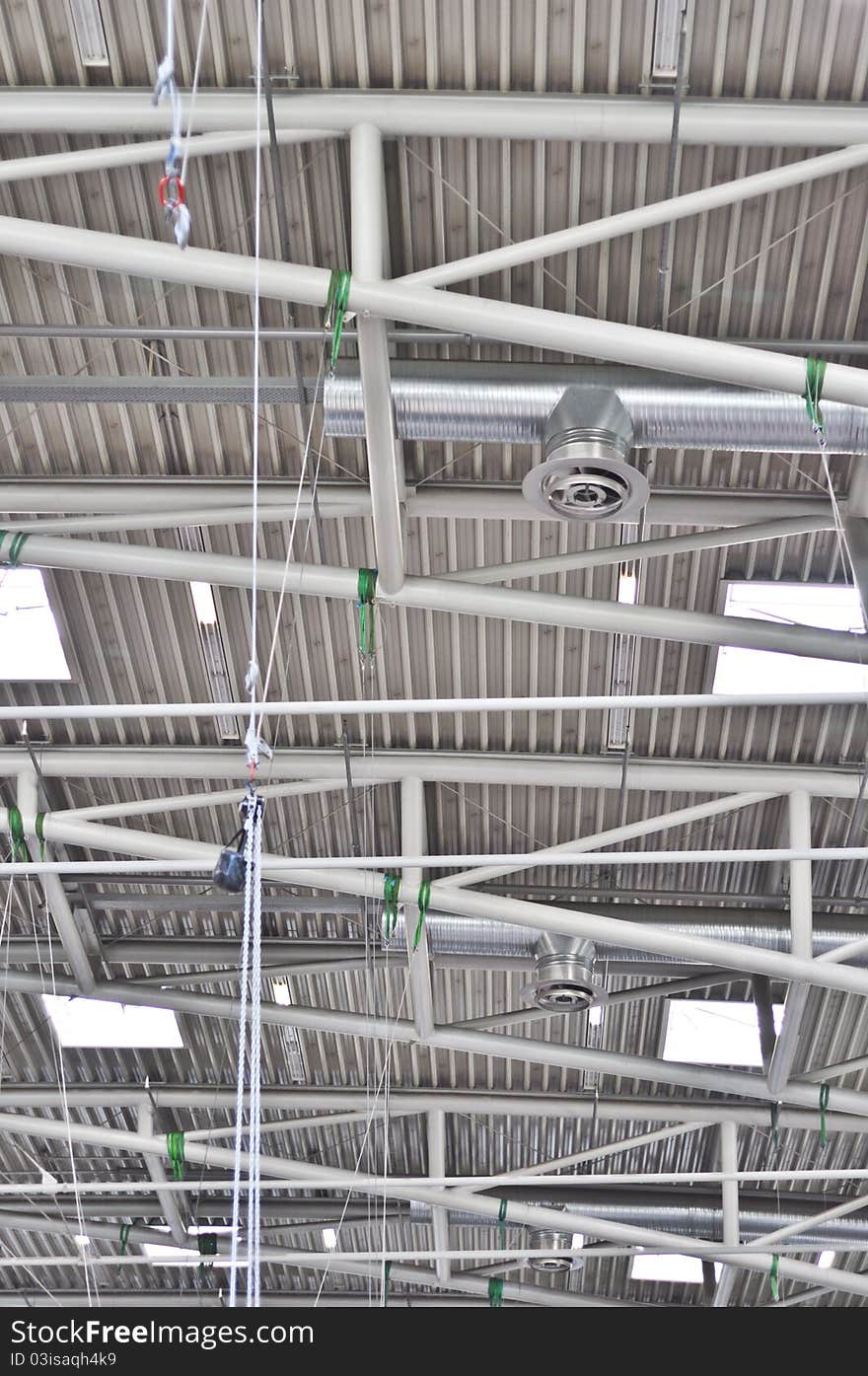 Ceiling with exposed beams in the exhibition hall