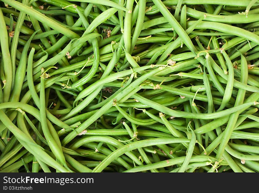 Green beans on display at an Italian outdoors farmers' market