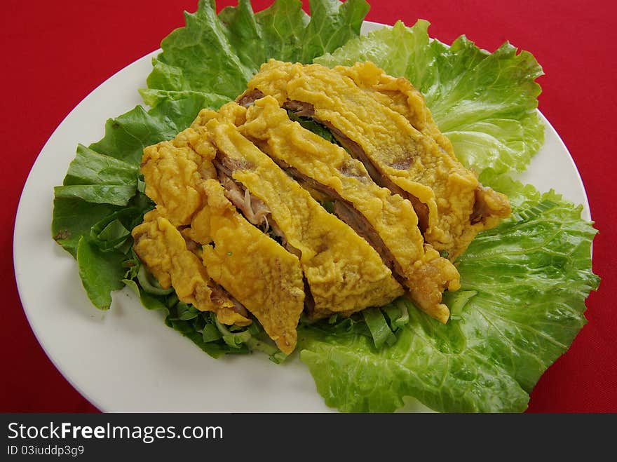 Fried chicken placed in fresh vegetables