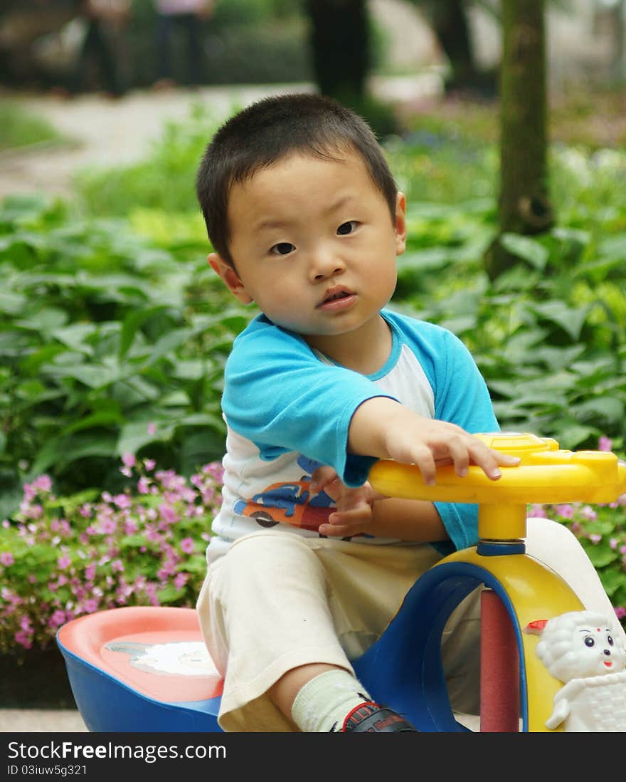 Little boy at the beginning of toy cars was taken on:2011.6.10