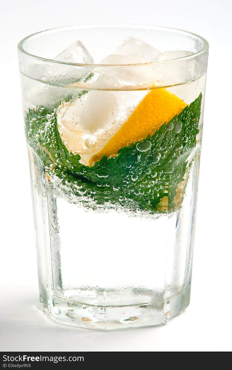 Refreshing drink with mint and lemon