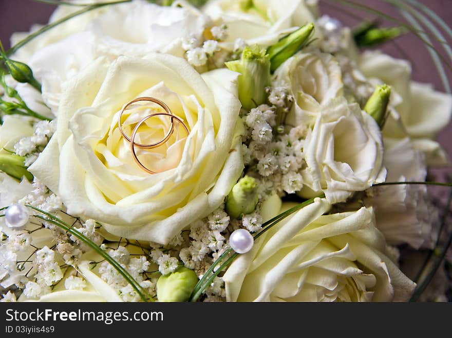 Wedding time: wedding bouquet with two rings