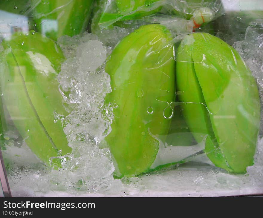 Green mango ice-chilled container