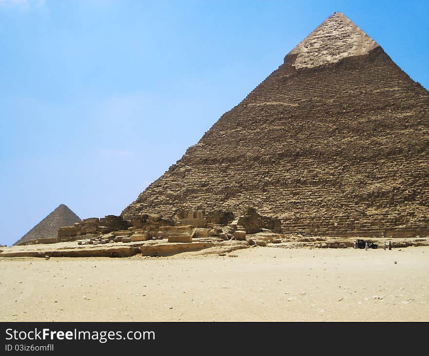 Photos in perspective of the majestic pyramids of plain Ghiza, Egypt. Photos in perspective of the majestic pyramids of plain Ghiza, Egypt