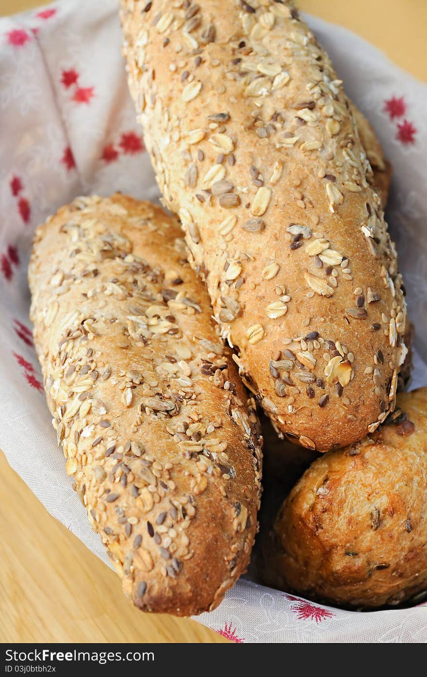 Fresh wholemeal bread with sunflower seeds and grain