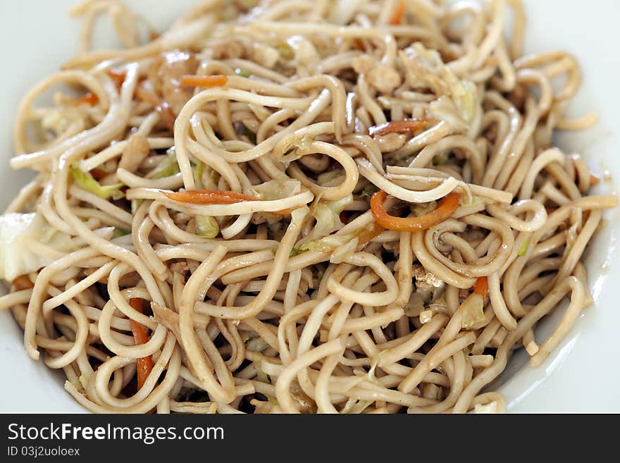 Fry noodles with chicken meat and vegetable