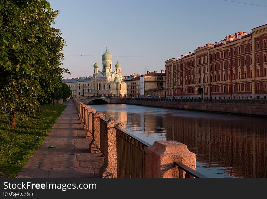 Kind on Piously-Isidorovsky church and the Mogilyov bridge in the city of St.-Petersburg early in the morning