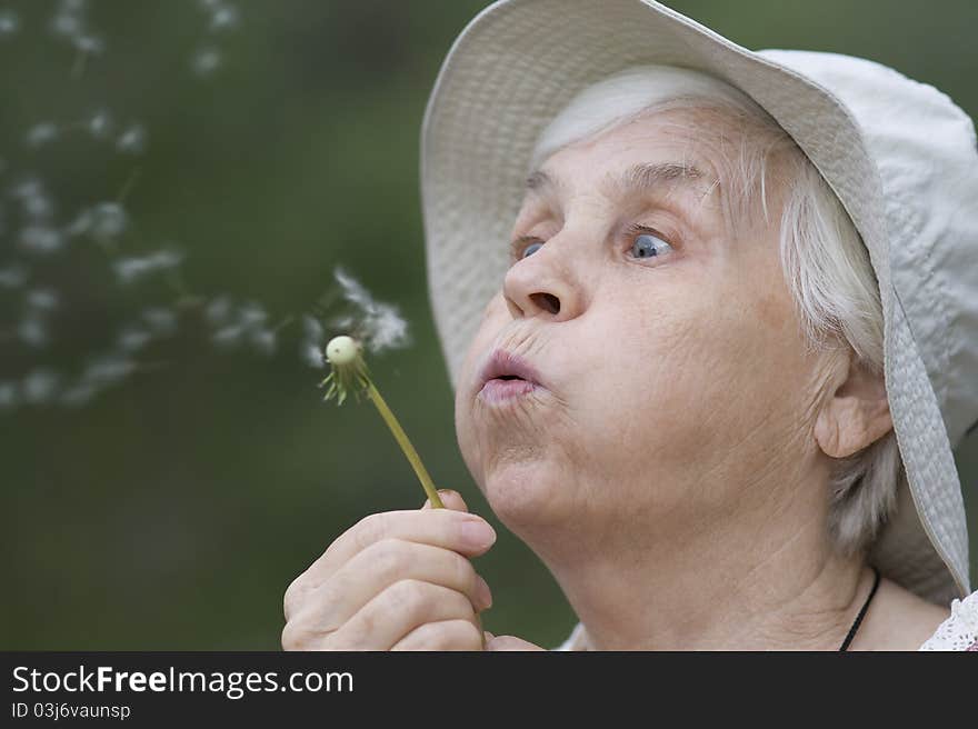 Women and dandelion