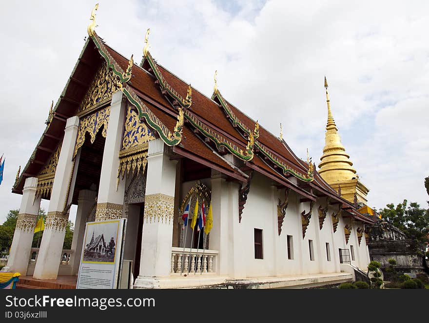 Wat Phrathat Chang Kham Worawihan ;The architectural characteristics of the temple reflect the influence of the Sukhothai.It was constructed during the reign of Chaopu Khaeng in 1406. It is a royal temple within the compound of Nan town