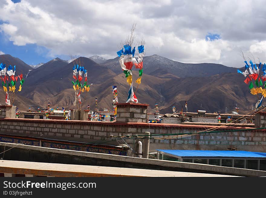 In Tibet have a beautiful skyline. People love freedom. The crepe is a Buddhist spiritual bond. In Tibet have a beautiful skyline. People love freedom. The crepe is a Buddhist spiritual bond