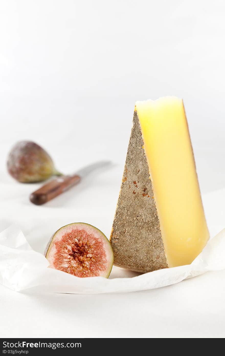 Cheese and fig on kitchen paper