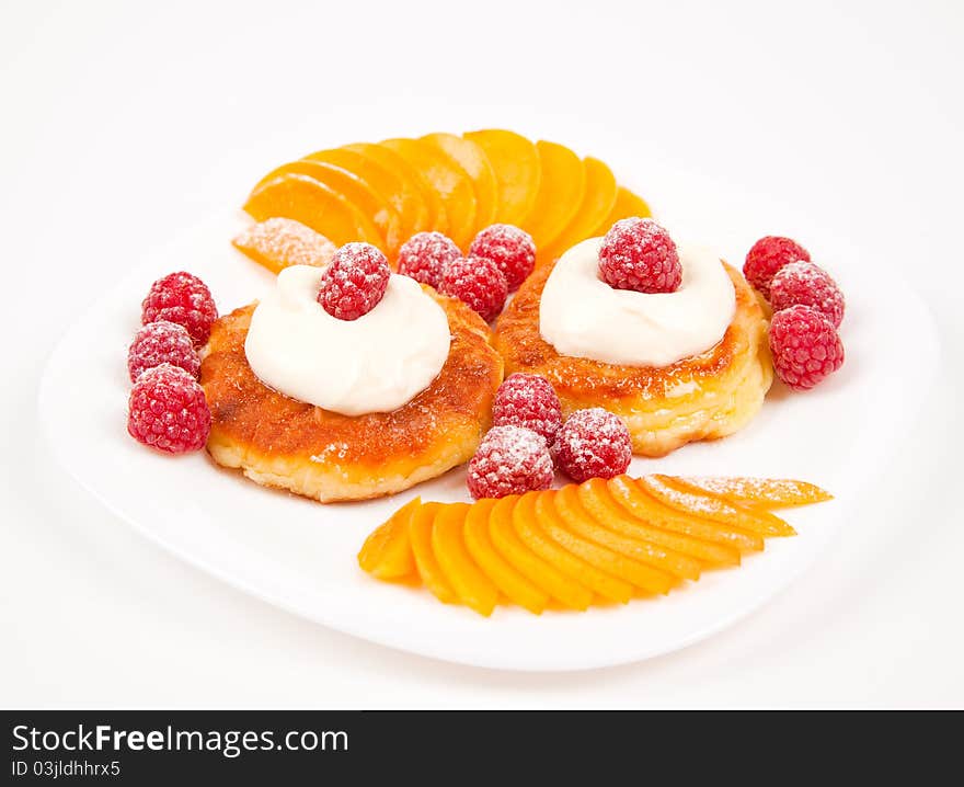 Pancakes with fruit in cream