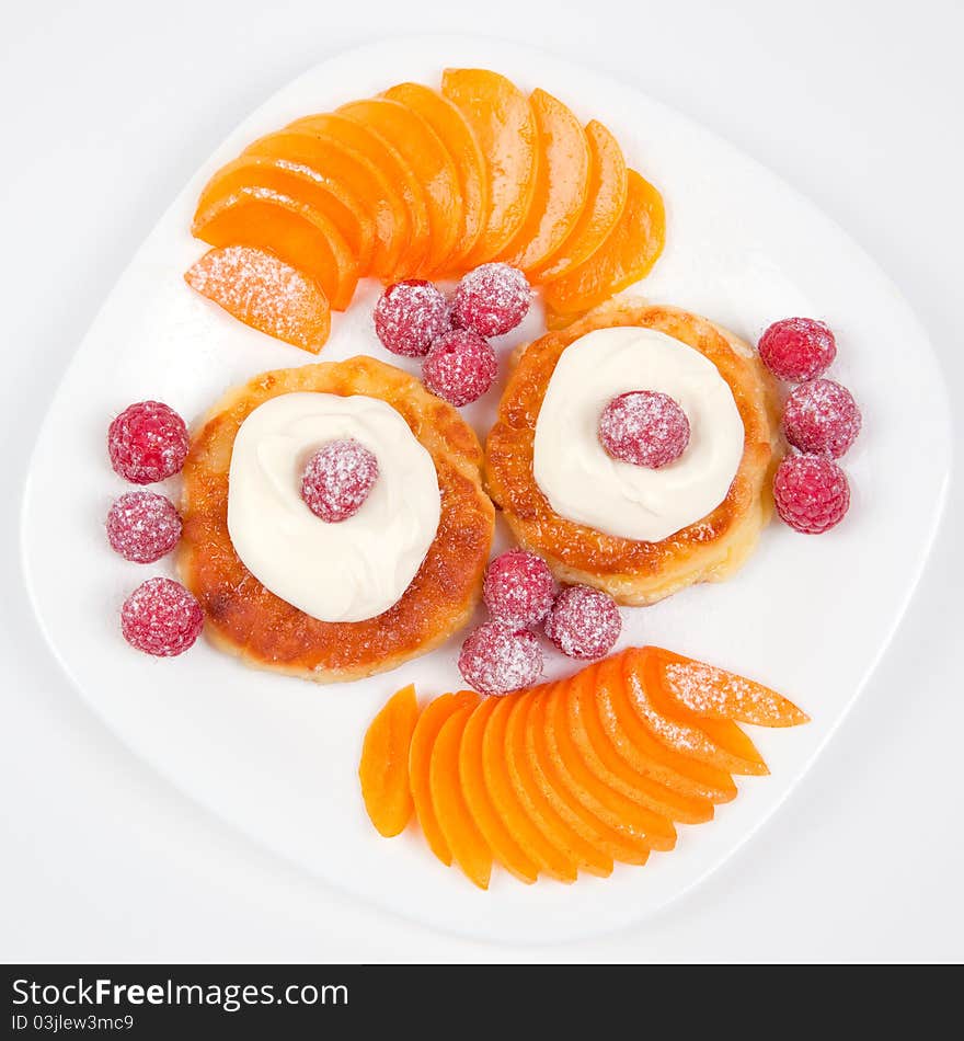 Pancakes with fruit in cream