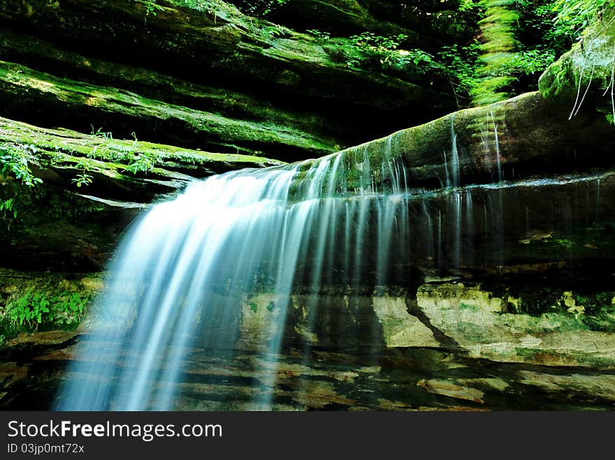 Starved rock illinois usa waterfalls canyons