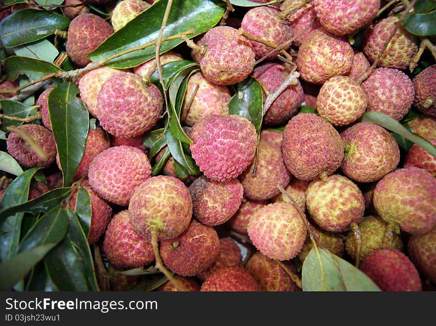 This is China's shenzhen lychee. In June, litchi mature.