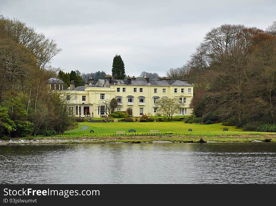 English style: expensive luxury home on lake