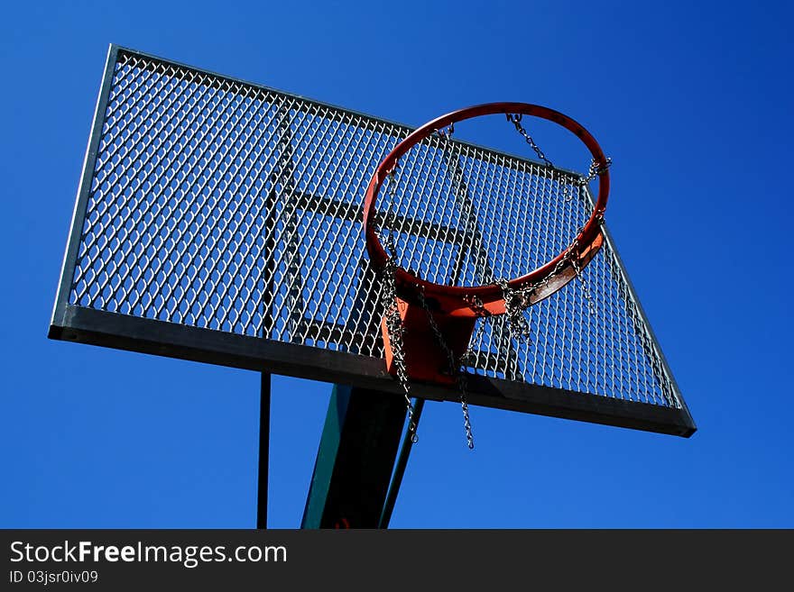 Basketball basket zoomed foto on blue sky