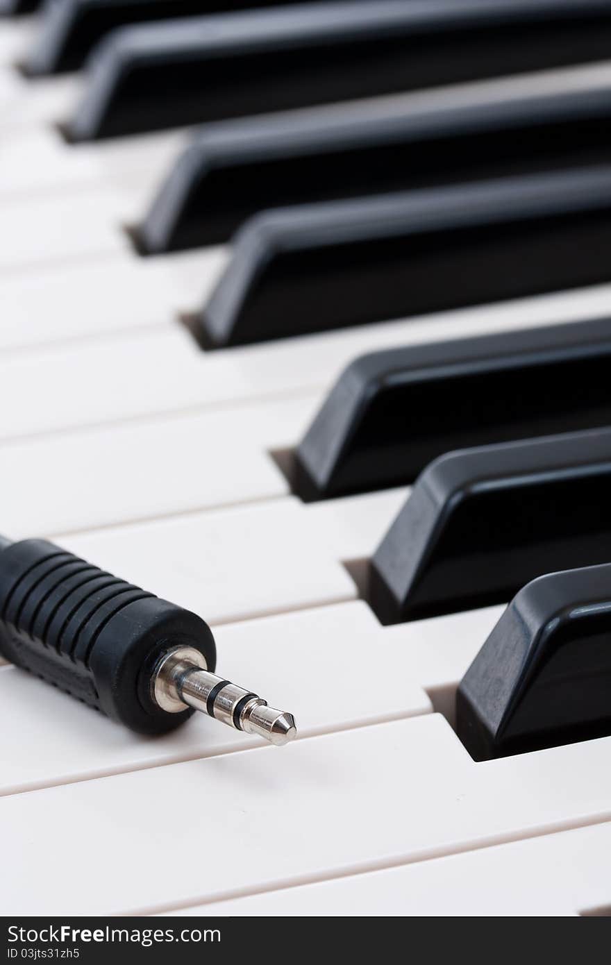 Headphone plug and the electronic piano