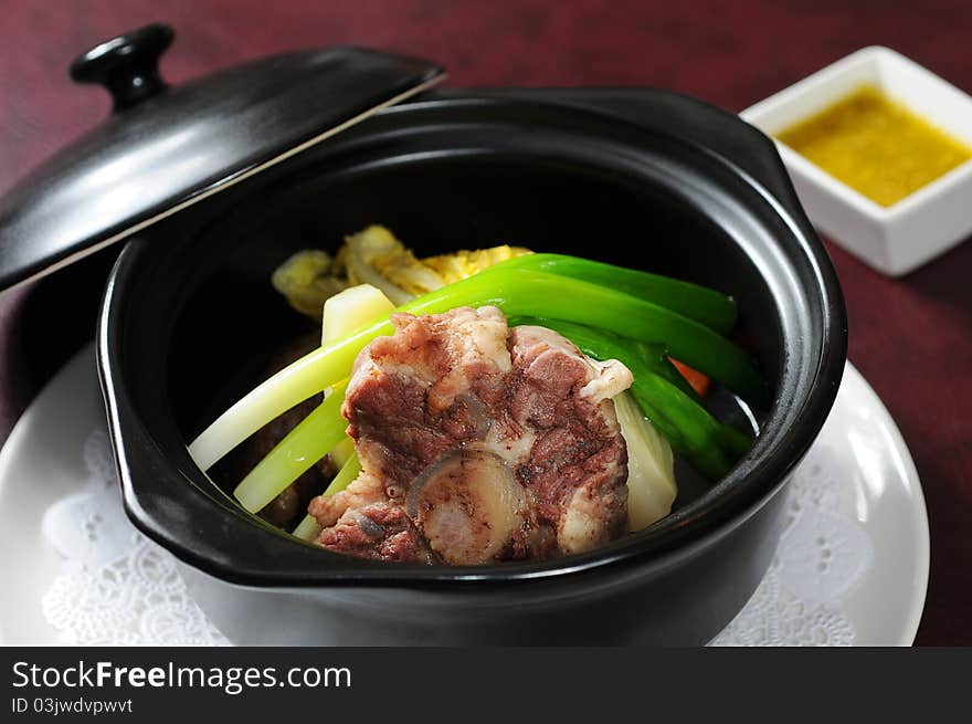 A wealth of seafood hot pot cooking