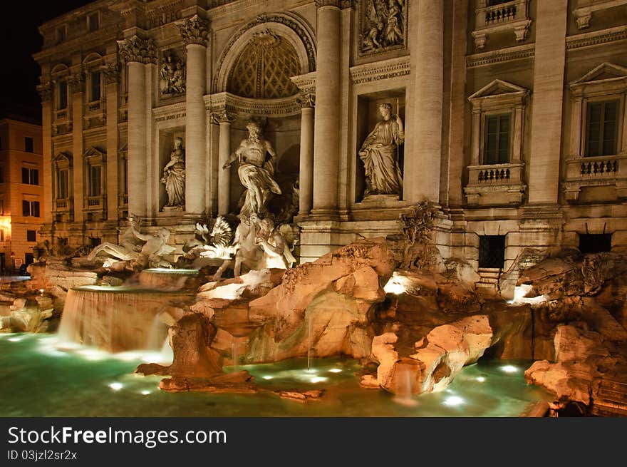 Fountain de Trevi at night