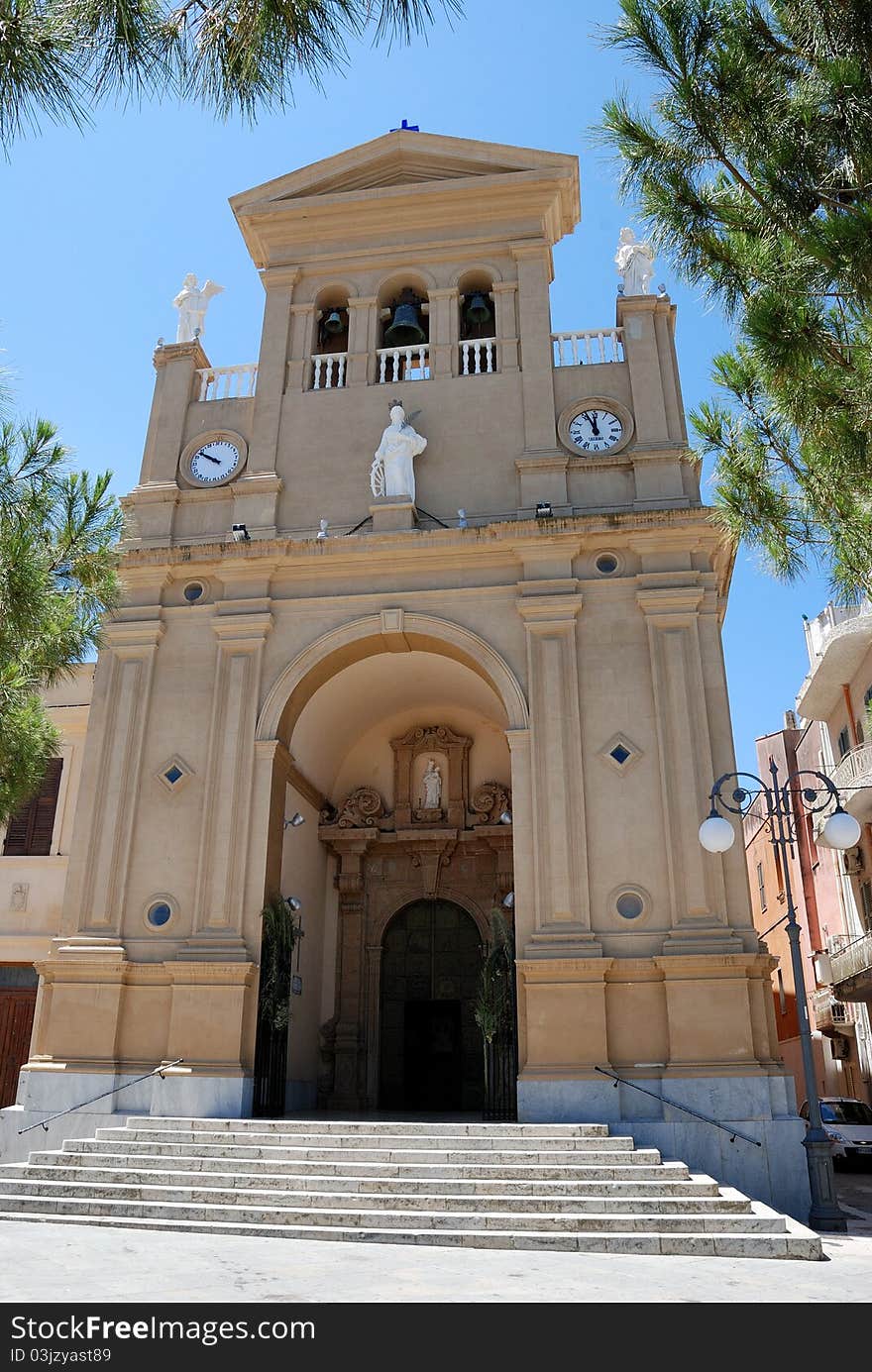 Paceco is a town and comune in Western Sicily, Italy, administratively part of the province of Trapani, located nearby the Trapani city area (a distance of 5 km). It has 11,110 inhabitants as of 2004. Paceco is a town and comune in Western Sicily, Italy, administratively part of the province of Trapani, located nearby the Trapani city area (a distance of 5 km). It has 11,110 inhabitants as of 2004.