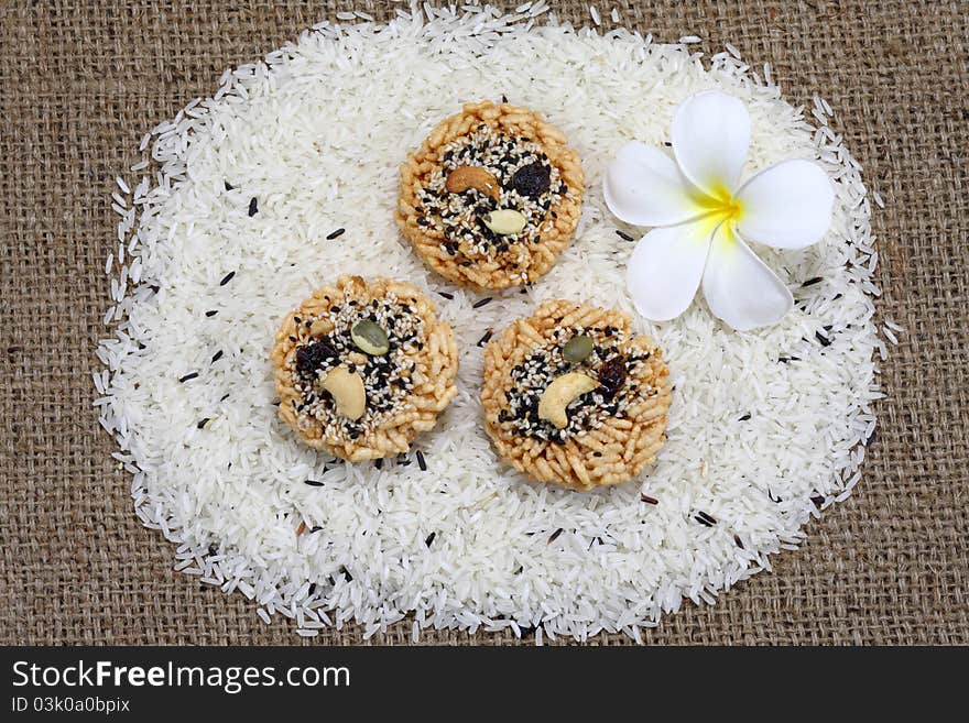 Deep Fried Rice Topping With Cashew Nut ,sesame