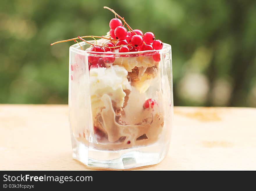 Ice cream with red currants