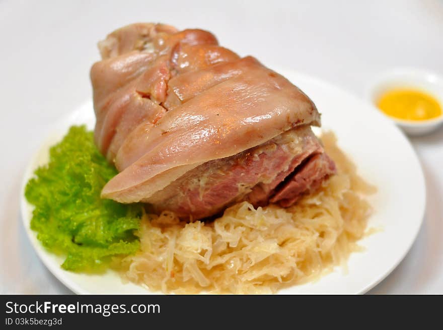 Chinese food-Stewed pork and lettuce