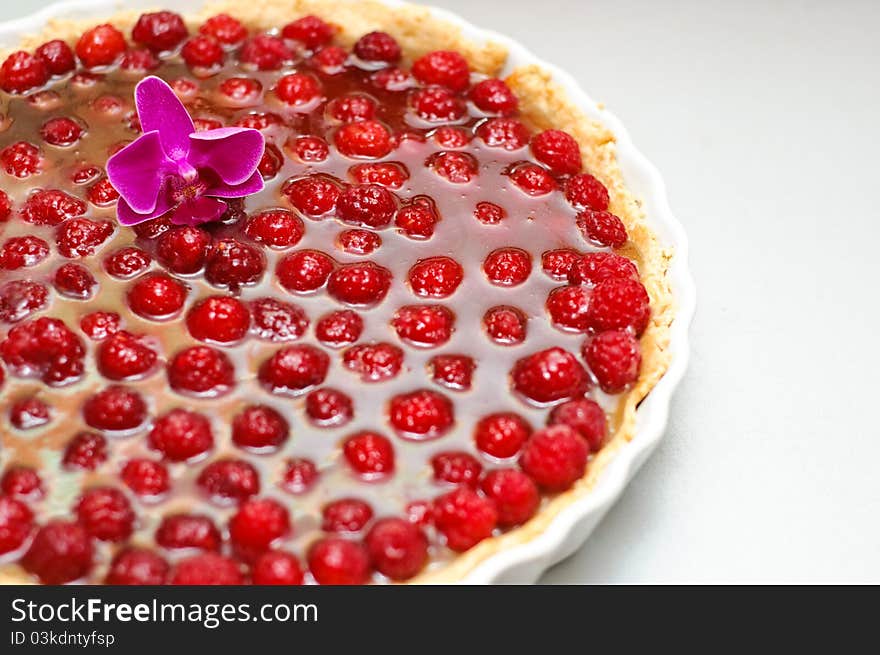 Tart with raspberries and curd