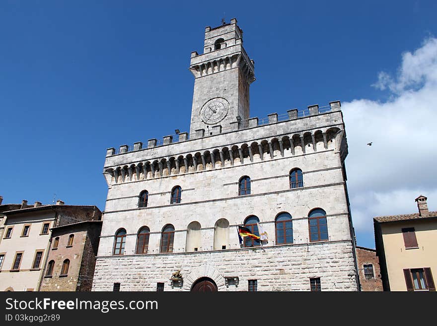 In the main square of Montepulciano is called the Palace clock tower, where it was filmed, new moon