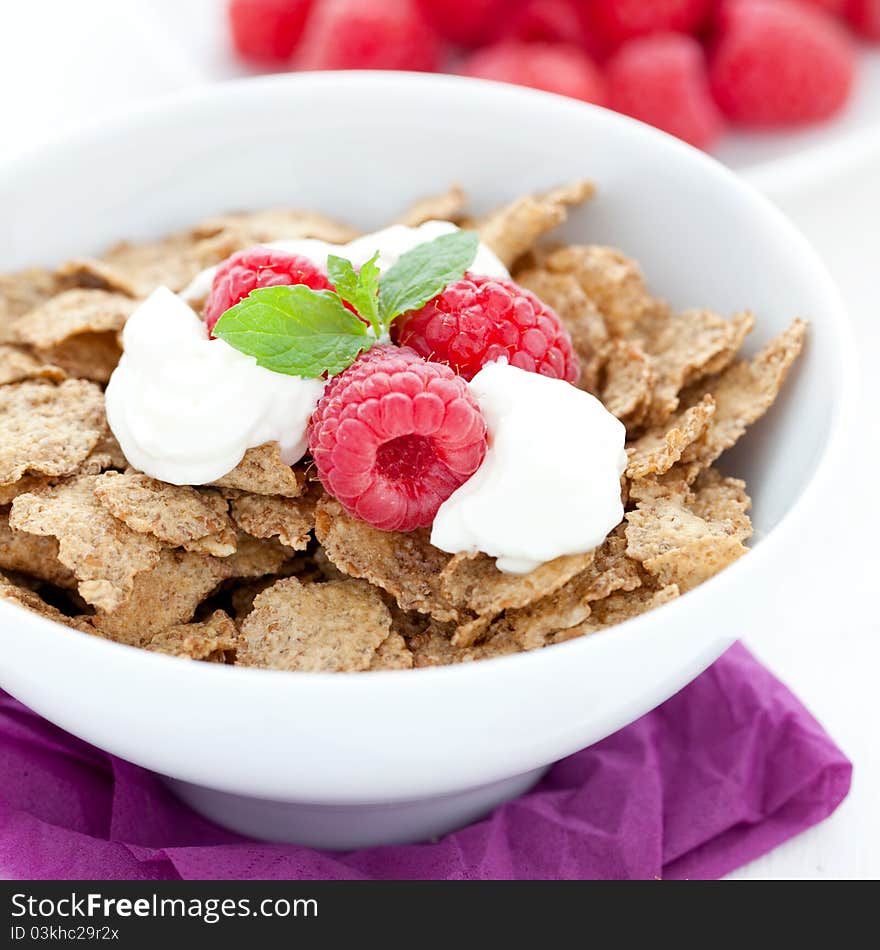 Cornflakes with yogurt and raspberries