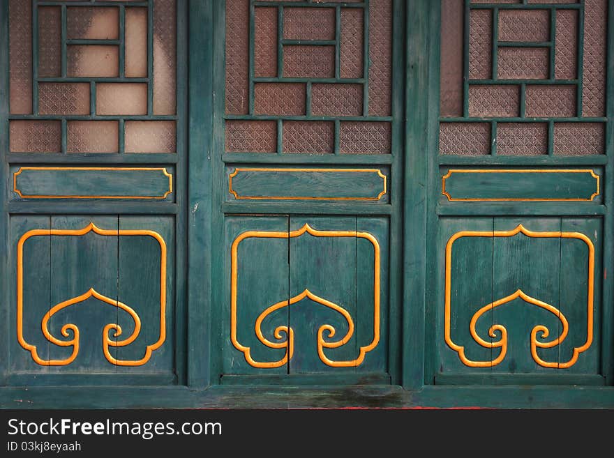 The carved wooden doors patterned on the temple. The carved wooden doors patterned on the temple.