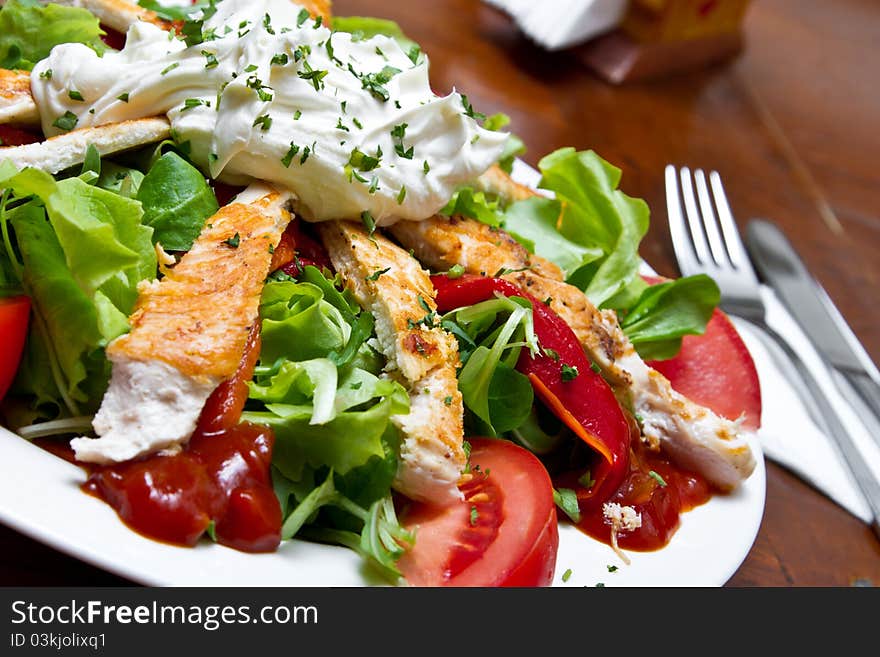 Chicken salad with cherry tomatoes and rucola (shallow DOF)