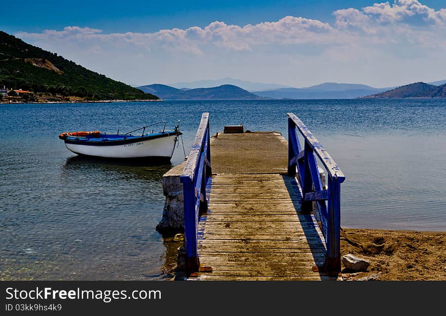 Boat next to the small dock at Almiropotamos beach