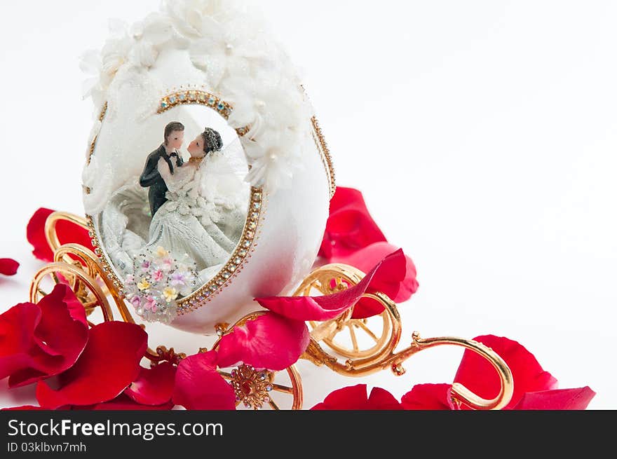 The wedding couple in a carriage.