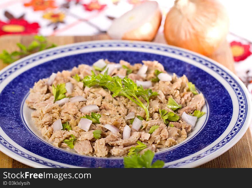 View of a meal of tuna with onion and parsley.