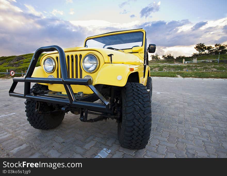 A four wheel drive vehicle standing in a parking lot