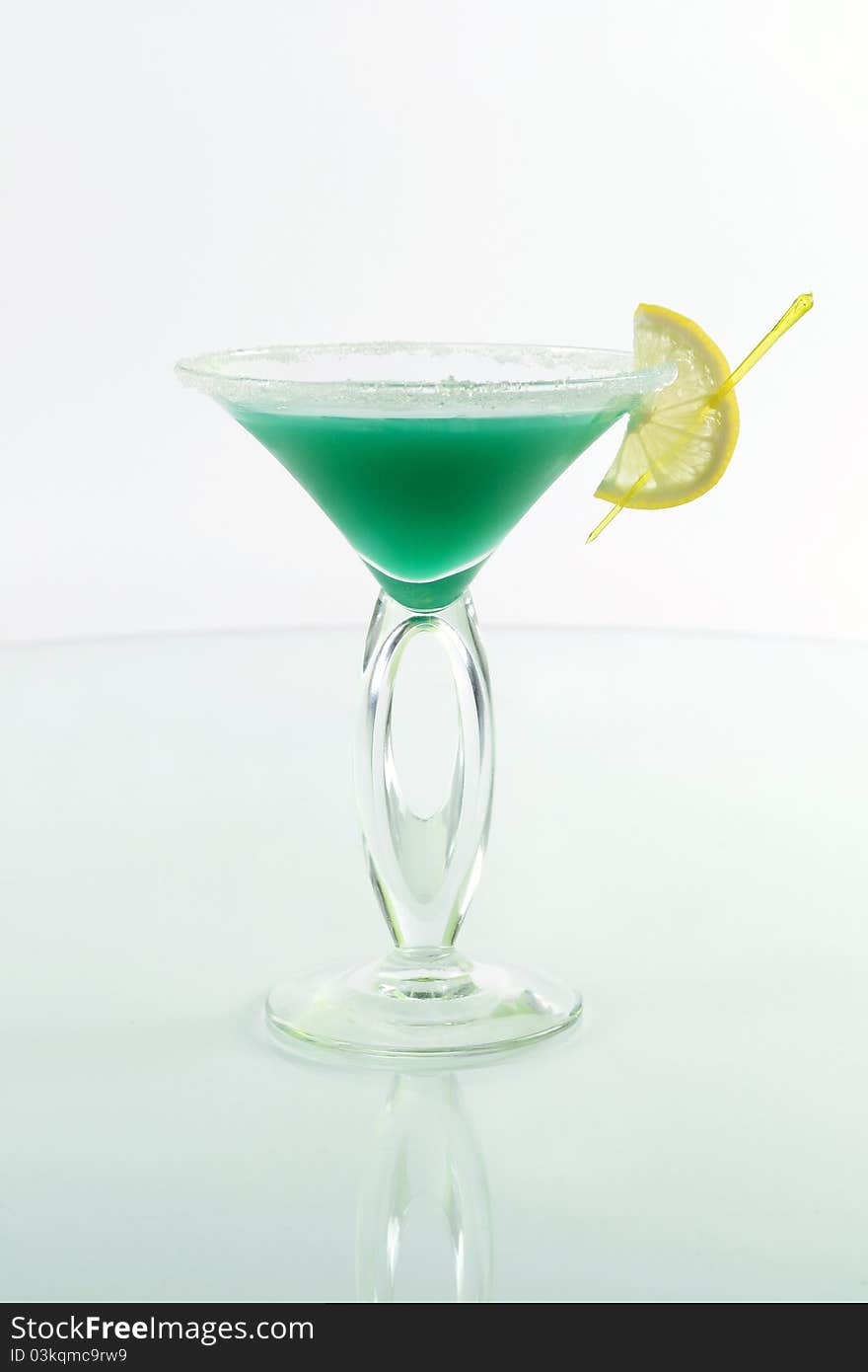 Cocktail Green Delight decorated with a slice of lemon.