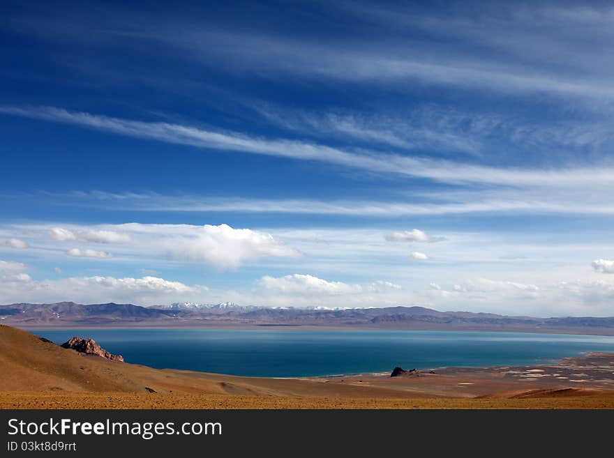 Water and sky in same hue. Water and sky in same hue